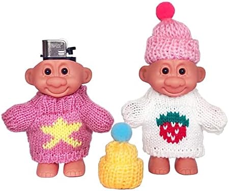 2 แพ็คตุ๊กตาโทรลล์น่ารักเคสซิลิโคนตลก Mini Dolls แขนไฟเบาพร้อมเสื้อกันหนาวและหมวกสำหรับ 3.2 นิ้วปกติ